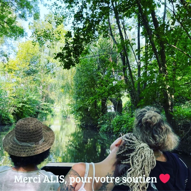 👋 Bonjour à tous,

Je m'appelle Cindy et je suis atteinte du locked-in syndrome depuis maintenant sept ans. Depuis le début, l'association ALIS m'accompagne de près ou de loin, et leur soutien a changé beaucoup de choses dans ma vie.

🙏 Grâce à leur aide financière, j'ai récemment pu passer un merveilleux week-end à Lohéac avec mon amie Héloïse. Ils ont pris en charge les frais d’un logement adapté, ce qui m’a permis de profiter pleinement de ce moment, sans stress ni souci financier.

🤝 Lors de ce week-end, j’ai eu la chance de rencontrer la formidable équipe de l'association @audace.handi.evasion. Ce fut un moment de partage inoubliable, riche en émotions et en humanité.

🌟 C’est grâce à @alis_asso et à toutes ces petites associations solidaires que nous pouvons avancer ensemble, main dans la main. Leur soutien me permet aussi de m'offrir de petites escapades, de bénéficier d’aides humaines au quotidien, et même… de travailler !
Si vous voulez soutenir ALIS par un don, n'hésitez pas : leur action est vraiment très concrète et utile ! L'association n'est pas subventionnée et a besoin du soutien des donateurs pour agir. Bien sûr, vos dons sont déductibles fiscalement ! Alors, merci : vous le pouvez, chaque petit geste compte... et ça peut changer beaucoup ! Rdv sur le site d'ALIS - www.alis-asso.fr . 

💖 Je ne pourrais pas résumer en un seul message tout ce qu’ALIS a fait pour moi. Alors je veux simplement leur dire, du fond du cœur :
Merci ALIS, pour tout ce que vous faites pour nous tous.❤️